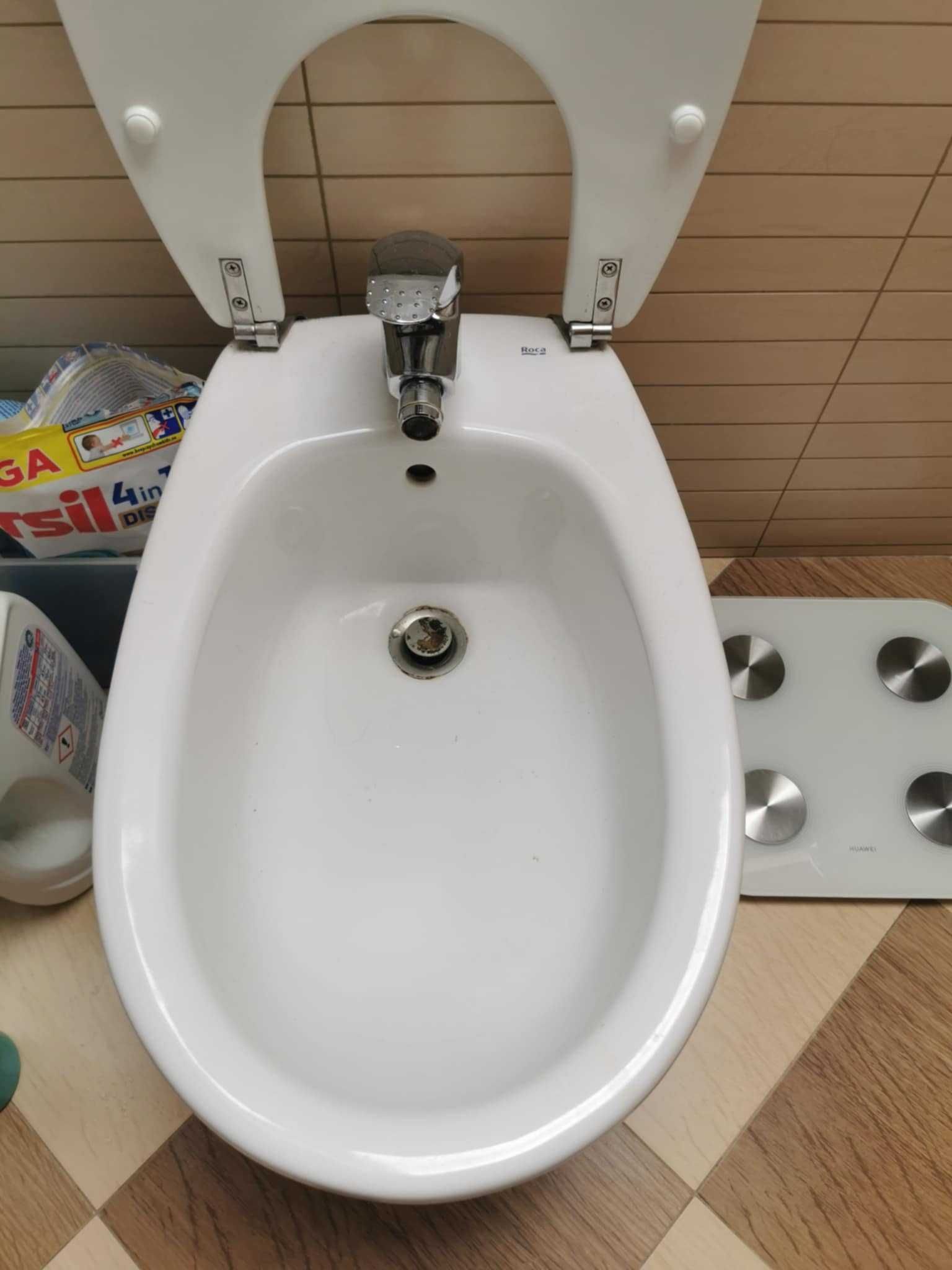 Bidet Roca z baterią stojący.