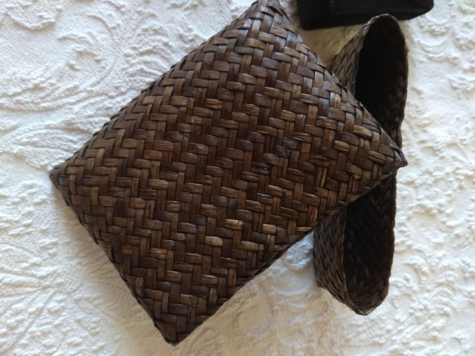 Bolsa de mão em malha com lantejoulas cinzenta e pequena bolsa em palh