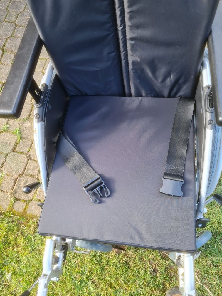 Specjalistyczny wózek inwalidzki VITEA Care Premium