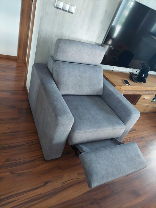 Fotel z elektrycznym podnóżkiem