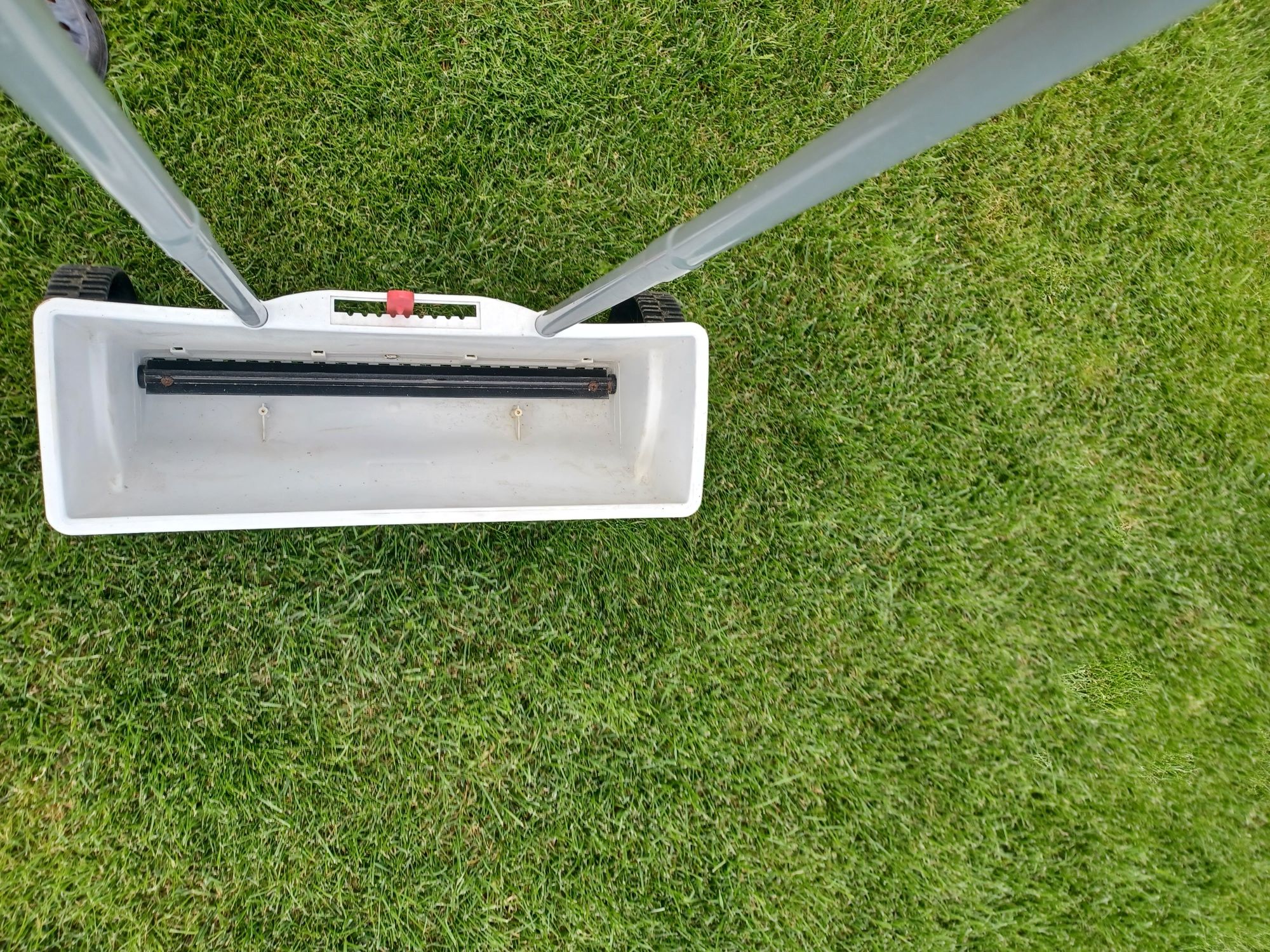 Siewnik ręczny do trawy, nawozów NAC 12 L 45 cm