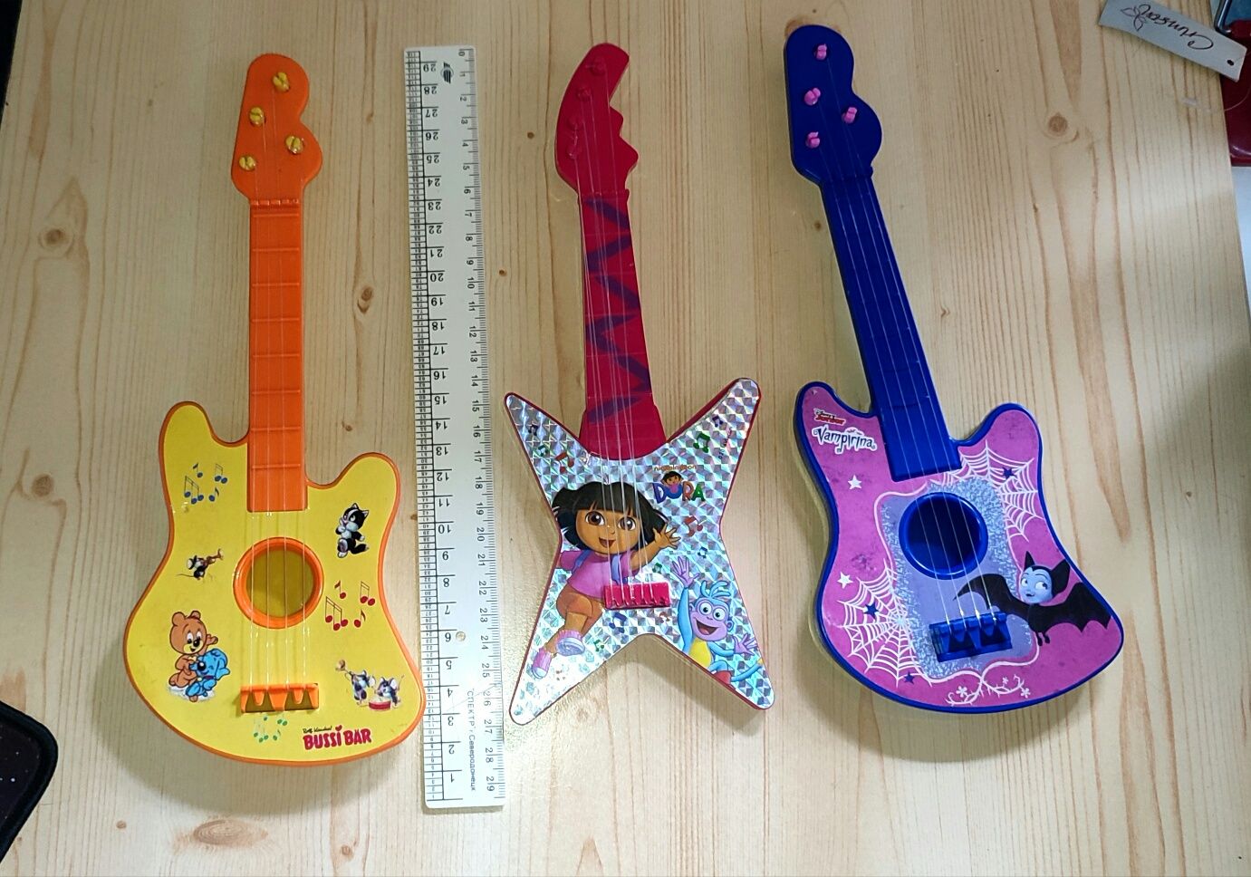 Детская игрушечная гитара Дора вампирина