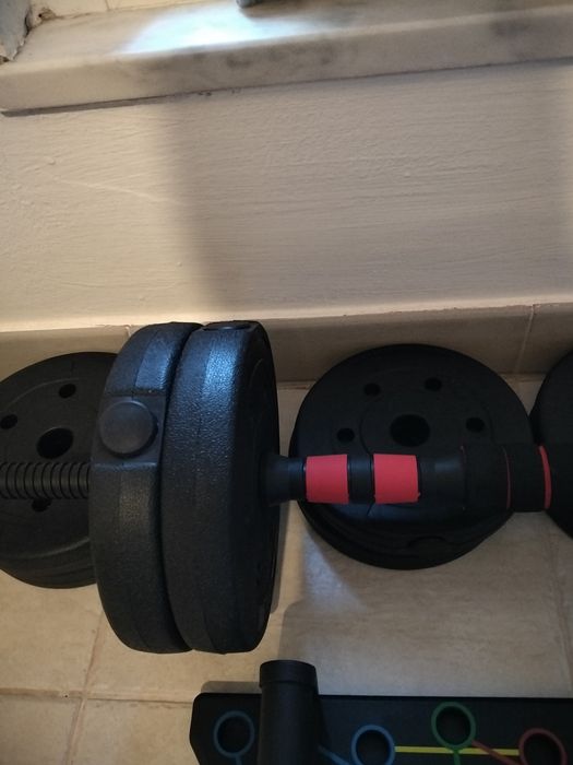 Conjunto alteres + barra para musculação com 30kg + prancha de flexão.
