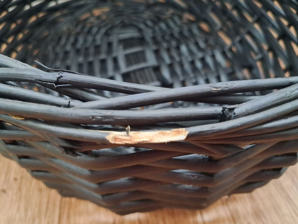 Kosz wiklinowy czarny naturalny z materiałową wkładką okragly