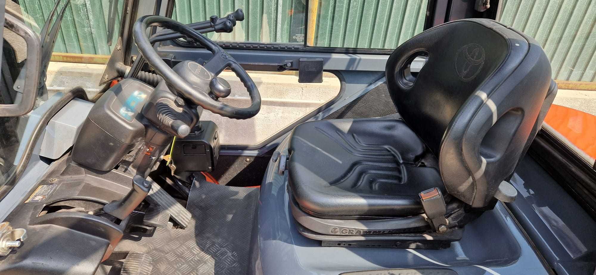 Empilhador Toyota 62-7FDF25 | Diesel | Triplex 4.7m | Cabine Fechada