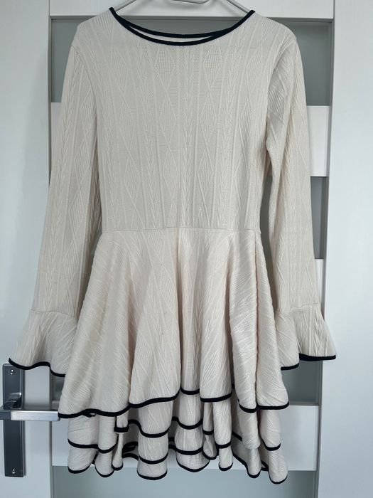 Sukienka taliowana kloszowana