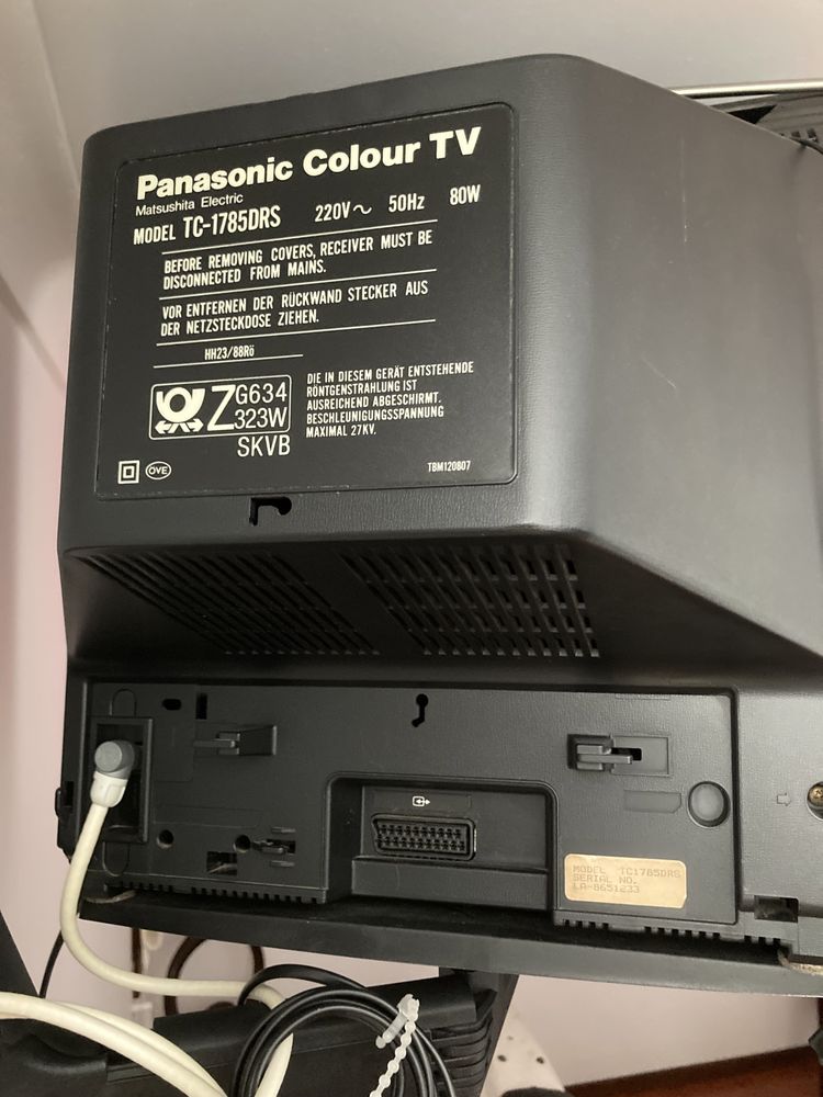 Televisão antiga Panasonic com suporte de parede