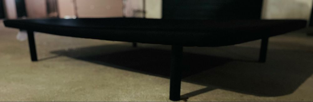 Sommier em madeira forrado com pés