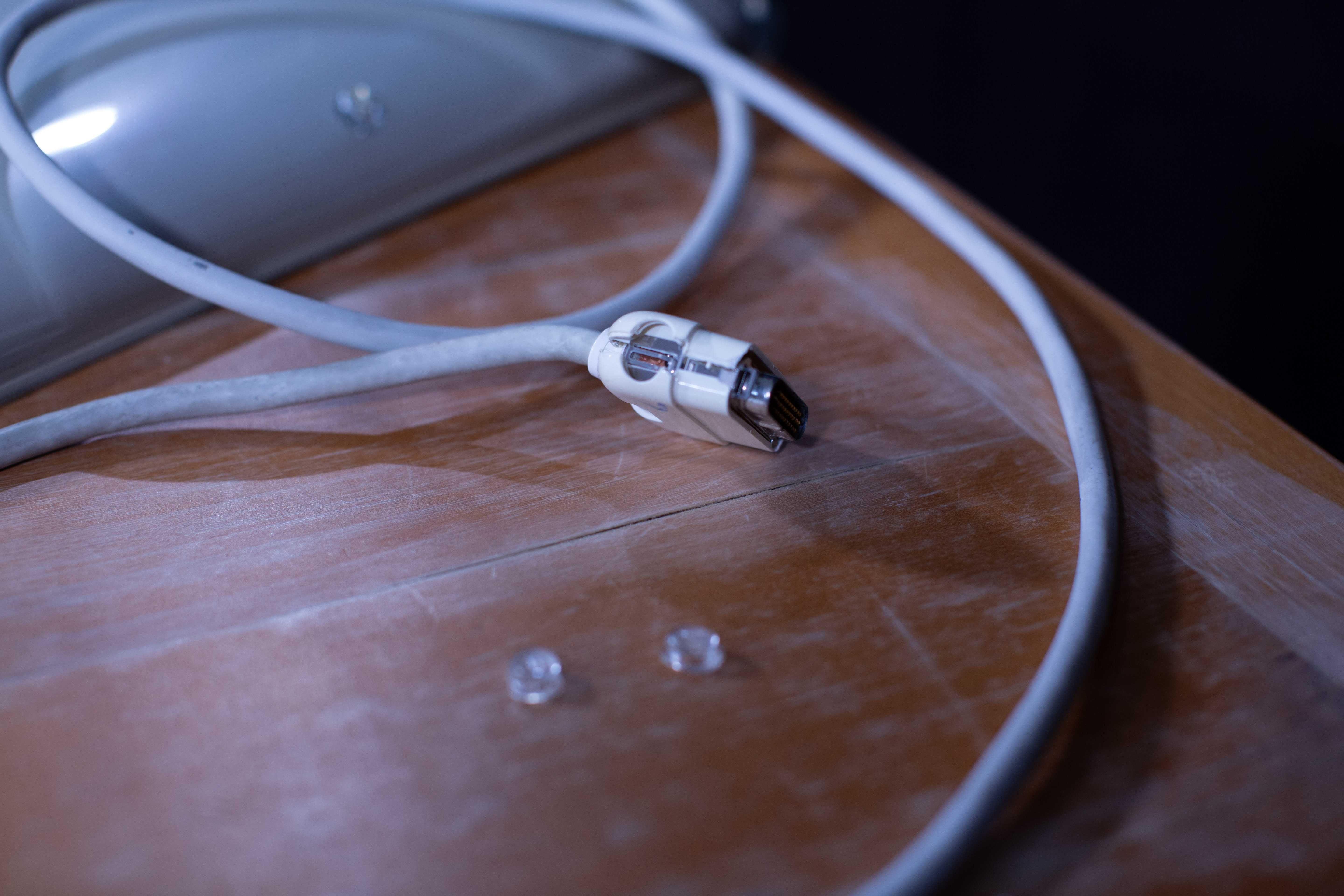 Apple Studio Display – Acrílico ADC (Cabo Danificado, Não Testado)