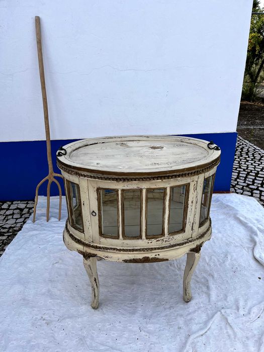 Cristaleira branca tipo bar com bandeja