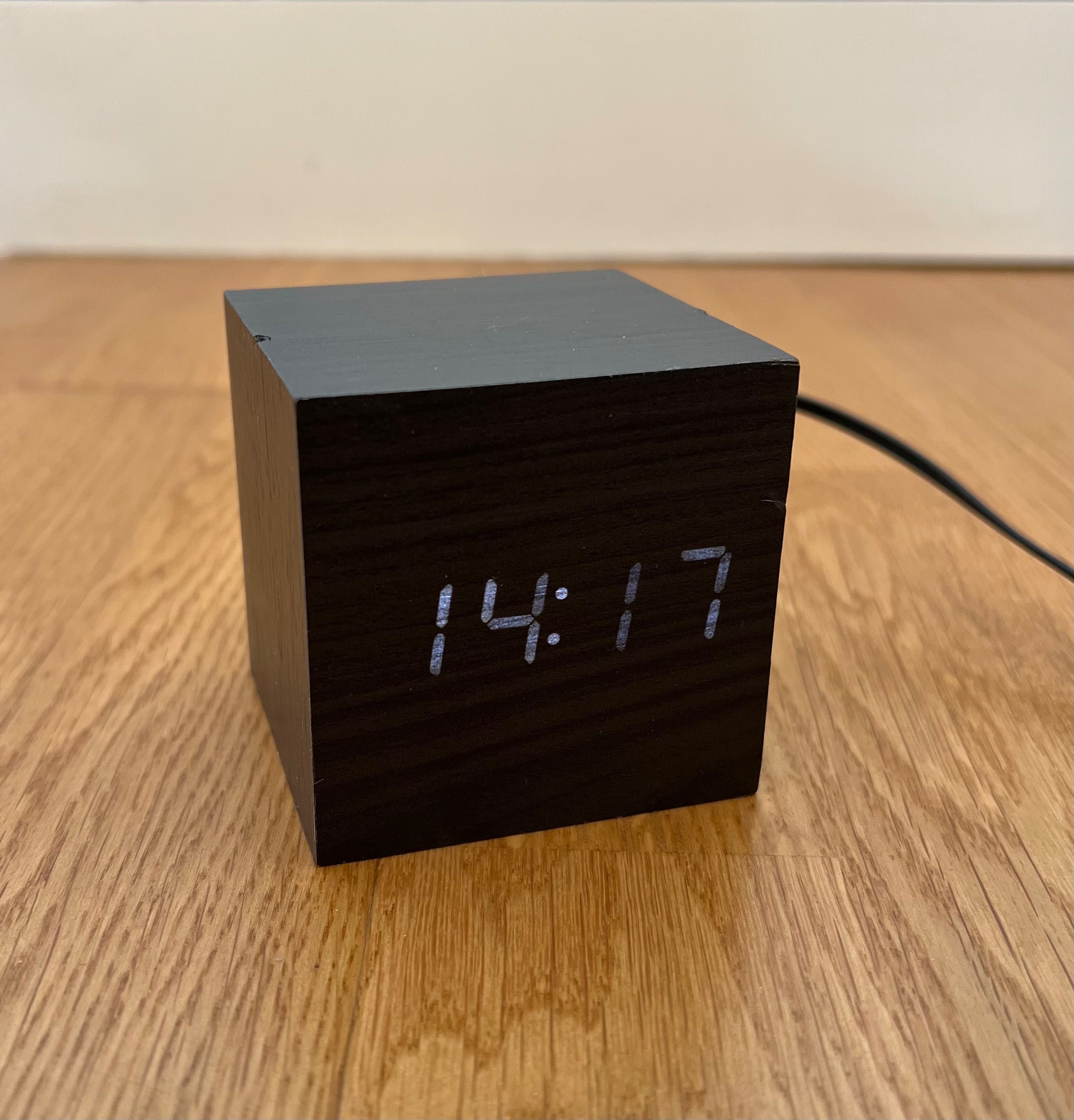 Relógio despertador de mesa cubo preto Gato Preto