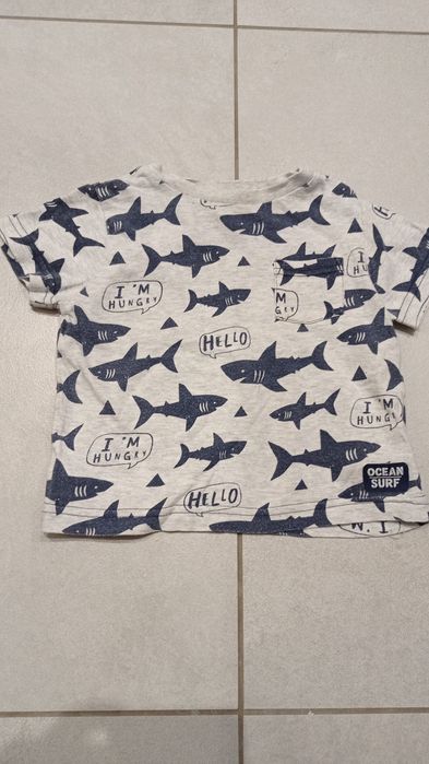Dwa szare t-shirty rekiny i napisy NEXT i F&F 86 cm 12-18 mies.
