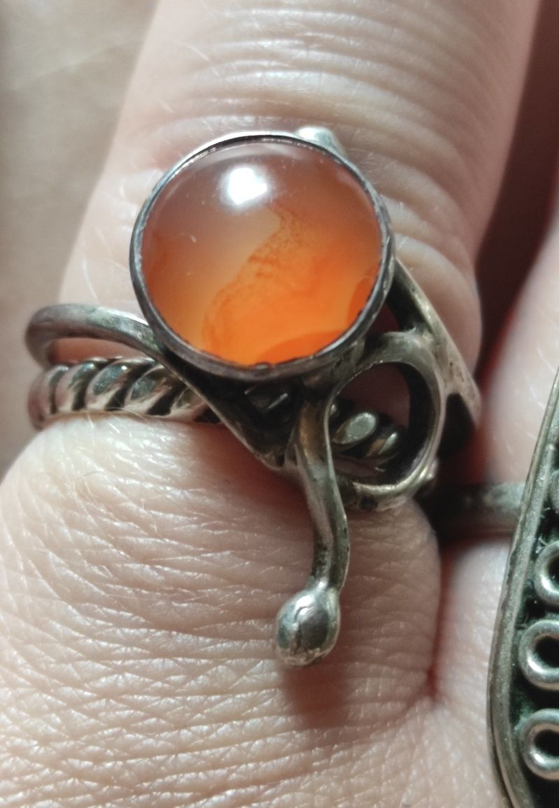Ciekawy srebrny pierścionek z agatem