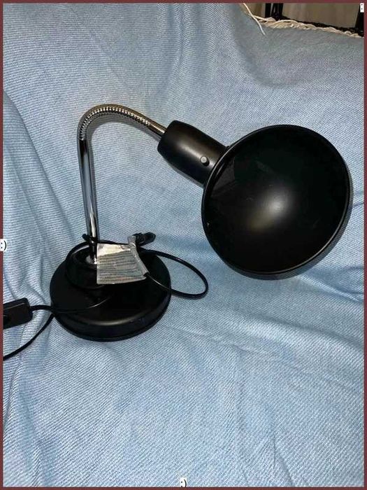 Czarna lampka nocna na biurko