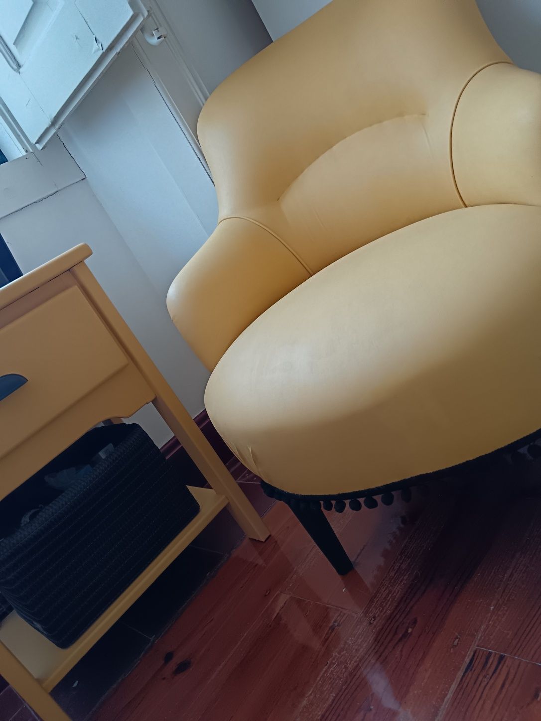 Senhorinha, cadeirão recuperado amarelo
