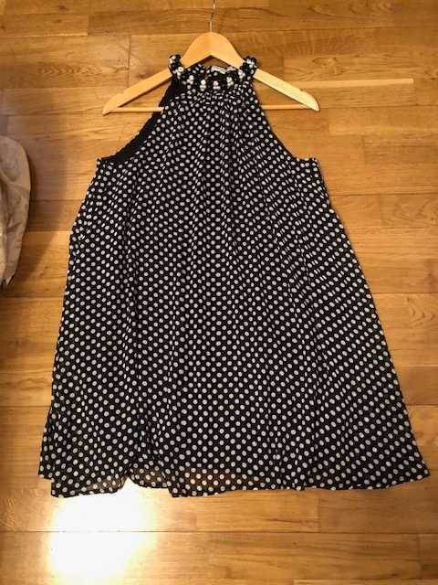 Vestido preto com bolas brancas, muito vaporoso e elegante