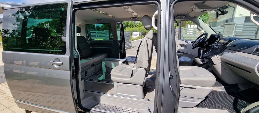 Продаю Volkswagen Multivan 2012 року.