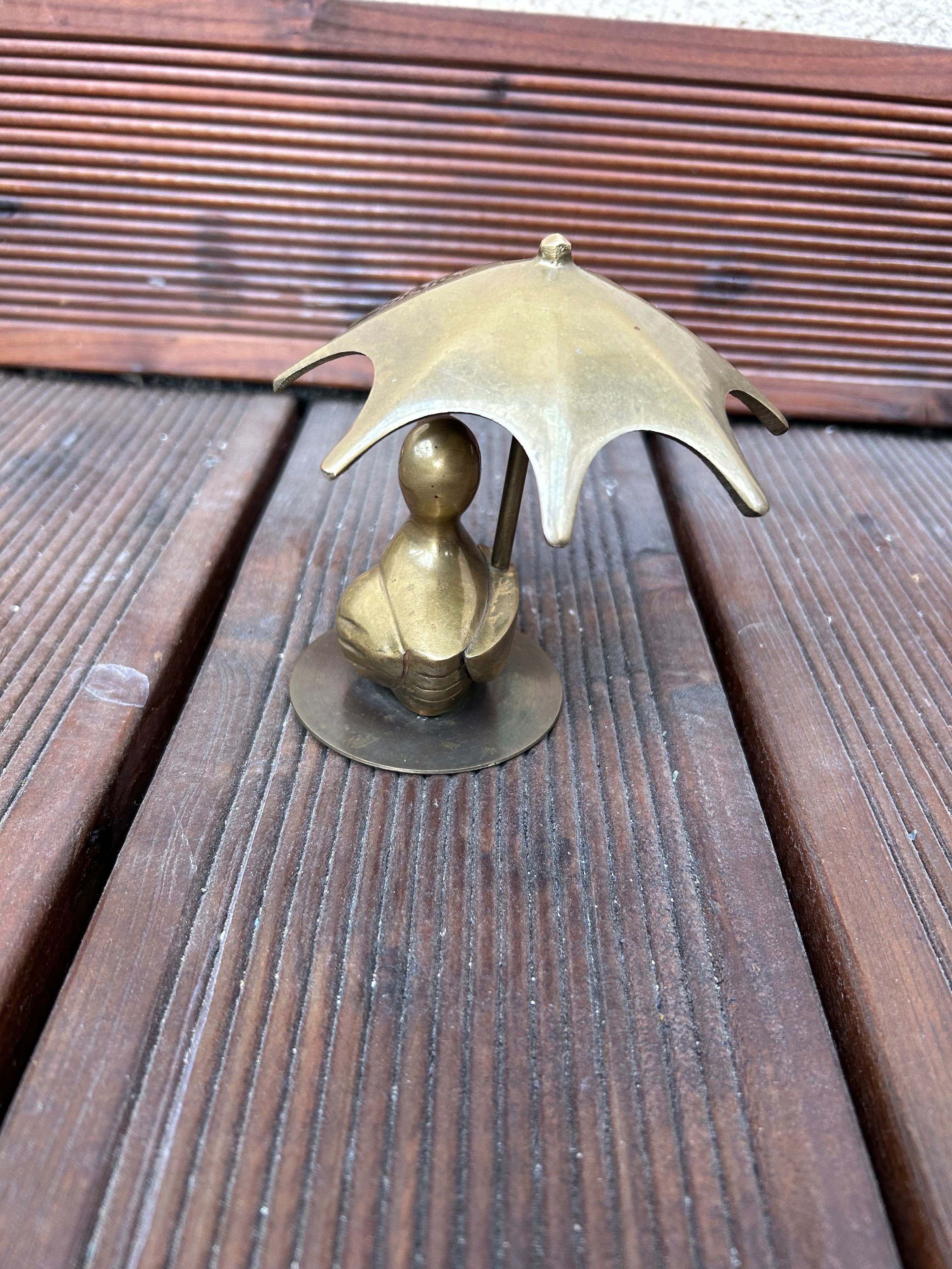 Figurka kaczka z parasolką mosiężna