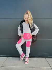 Welurowy szary dres z wstawkami neon pink jak nowy 140/146