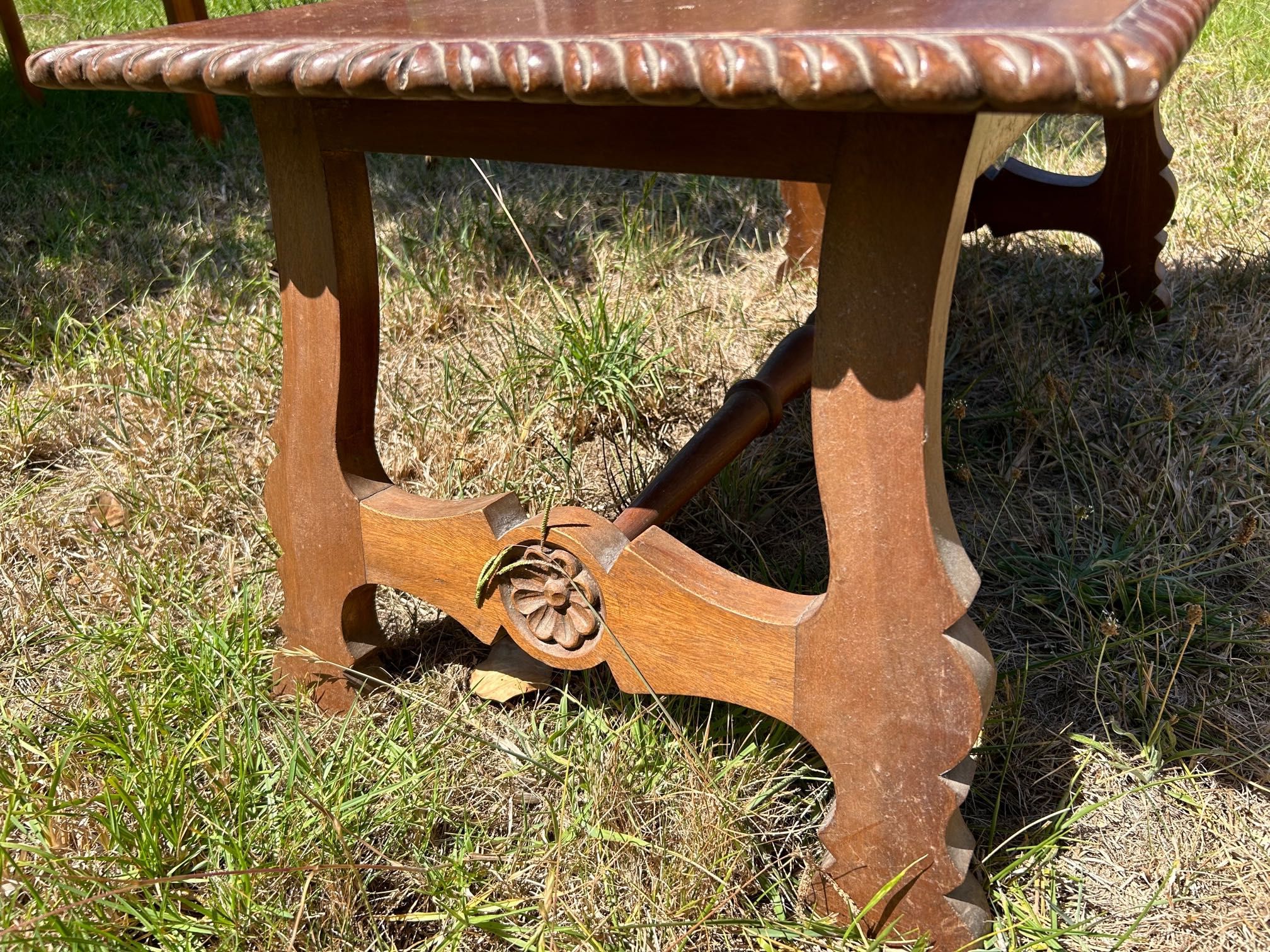 Mesinha de café em Madeira maciça.