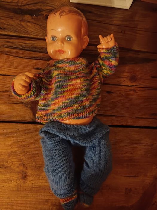 Stara lalka z namalowanymi włosami