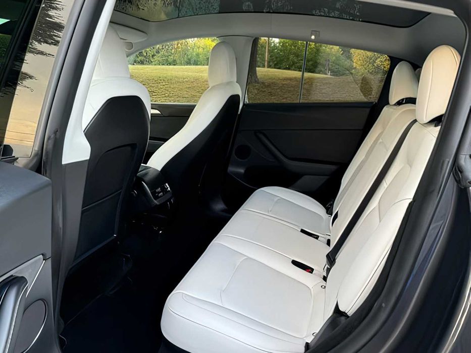 Tesla Model Y      2022