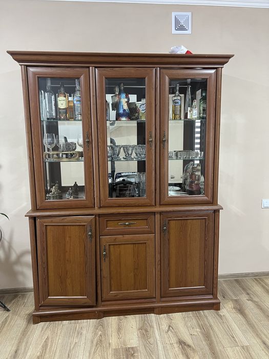 Сервант у вітальню