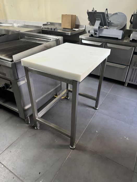 Mesa de corte muito muito nova