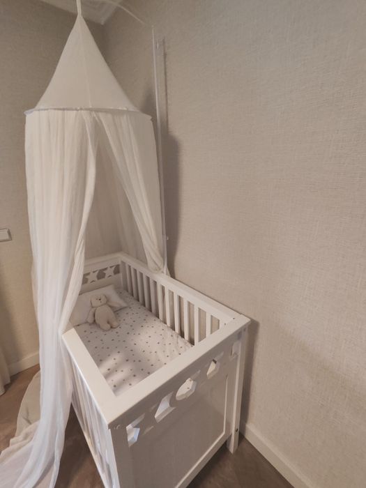 Cama de bébé em madeira mais cubertura