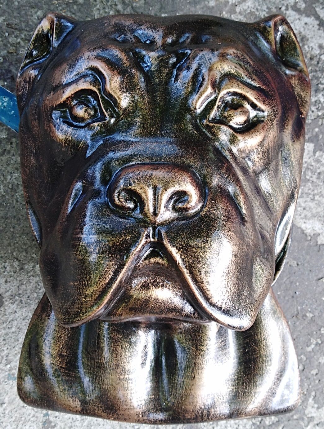 Голова собаки барельєф