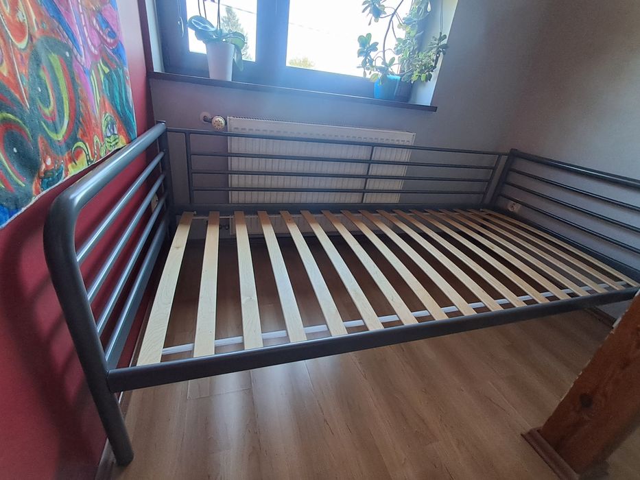 Łóżko/ leżanka jednoosobowe z materacem