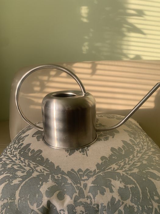 Konewka do roślin domowych.