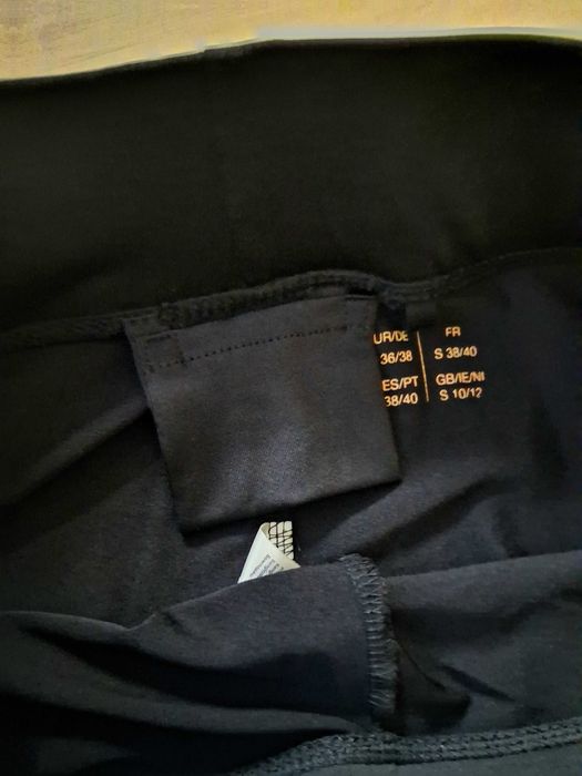 Czarne legginsy 3/4 z kolorowym lampasem