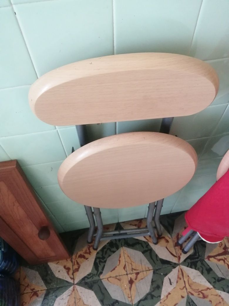 Vendo mesa mais 2 cadeiras desdobráveis de cozinha
