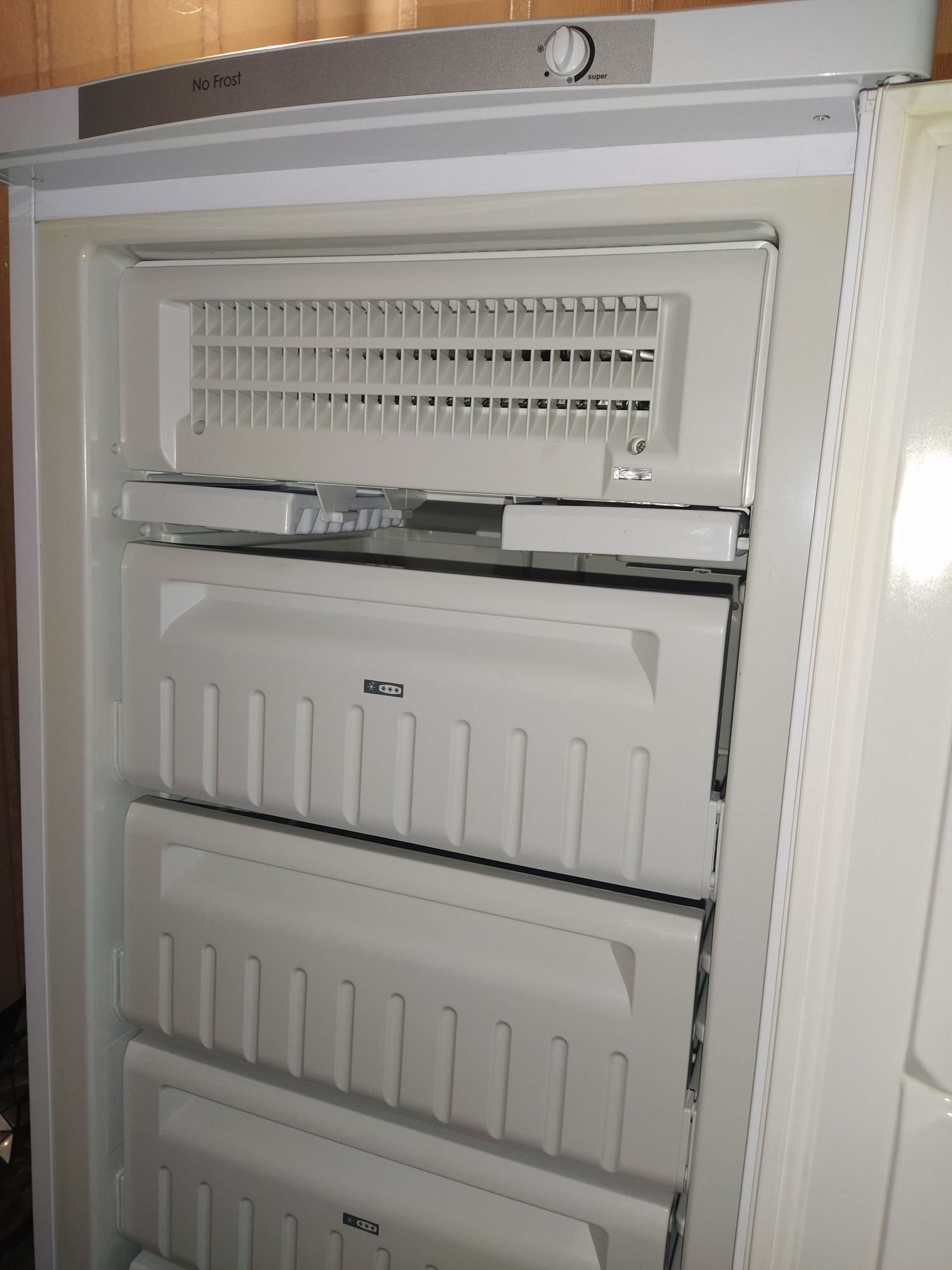 Морозильна камера Indesit  No Frost     SFR 167 NF