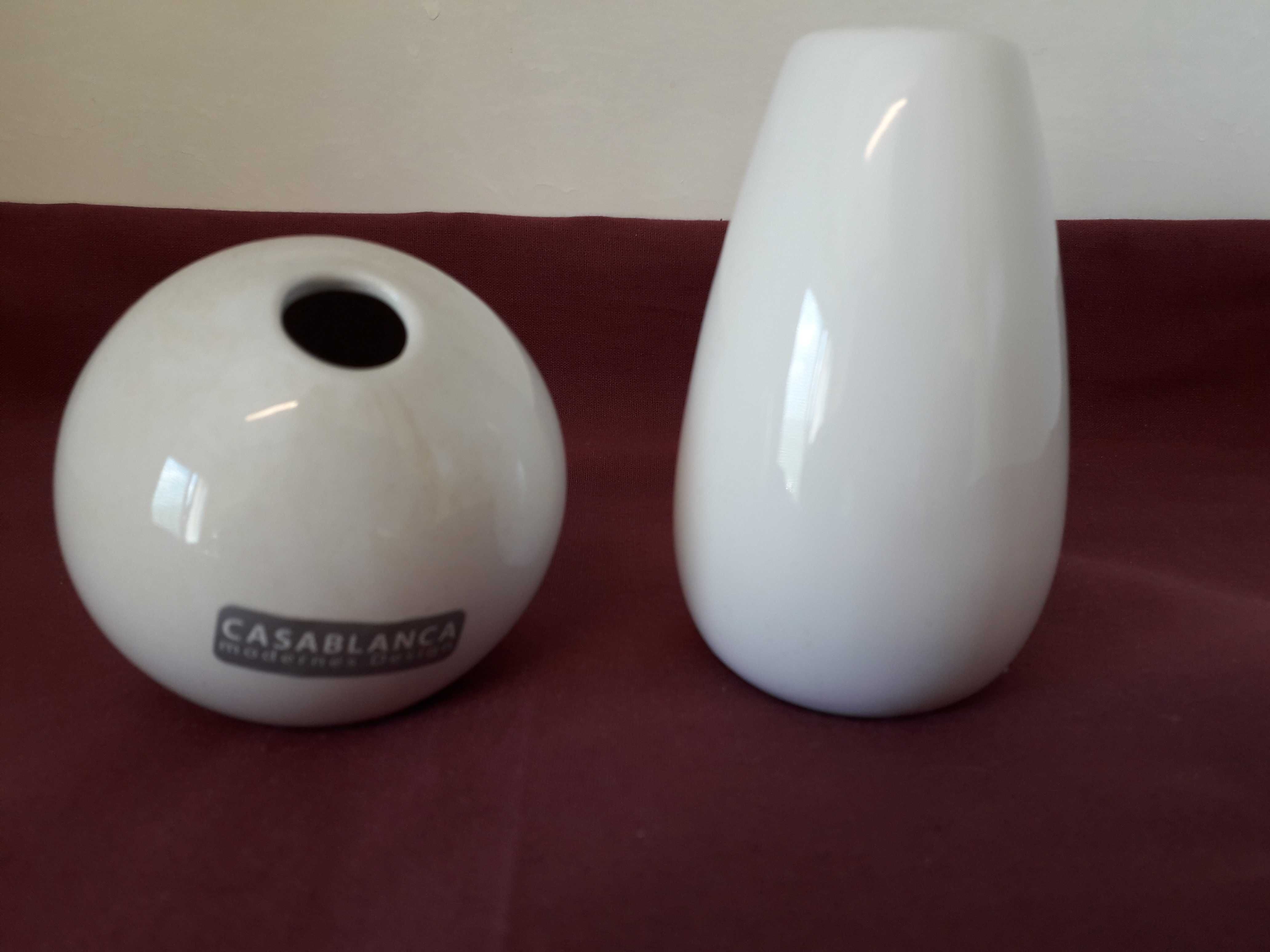 Ceramika art. komplet białych ceramicznych wazoników z okresu PRL