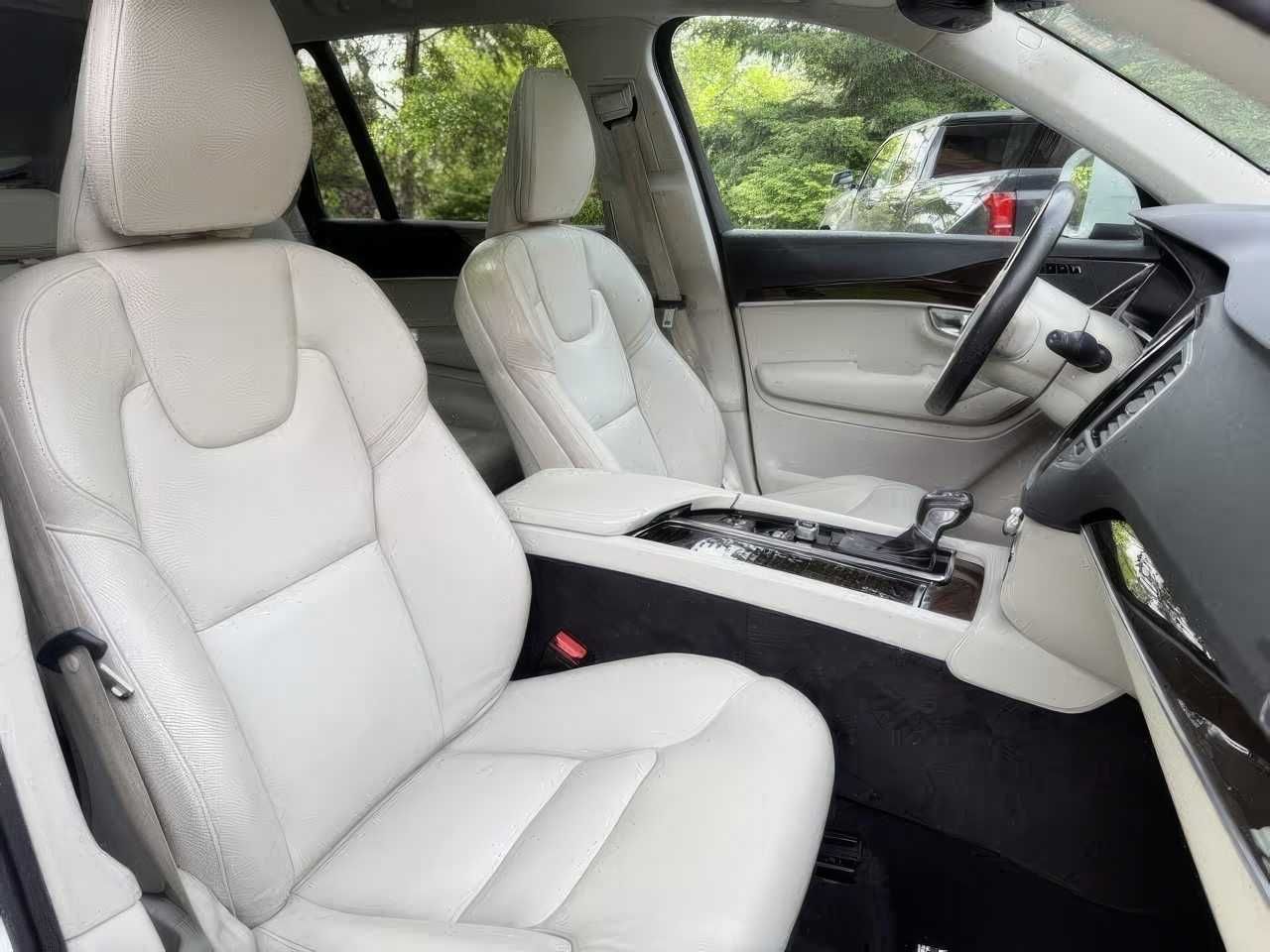 2019 Volvo XC90 T6 Momentum