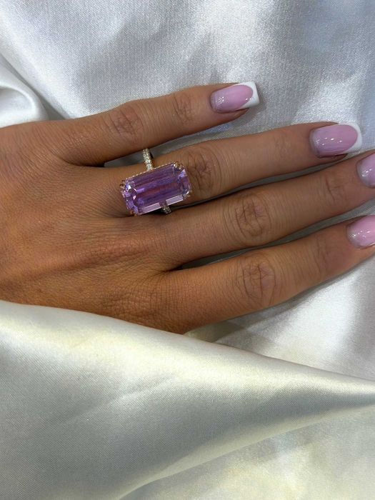 Pierścionek kunzyt 17.26 CT i diamentami naturalnymi 0.43 CT IGI
