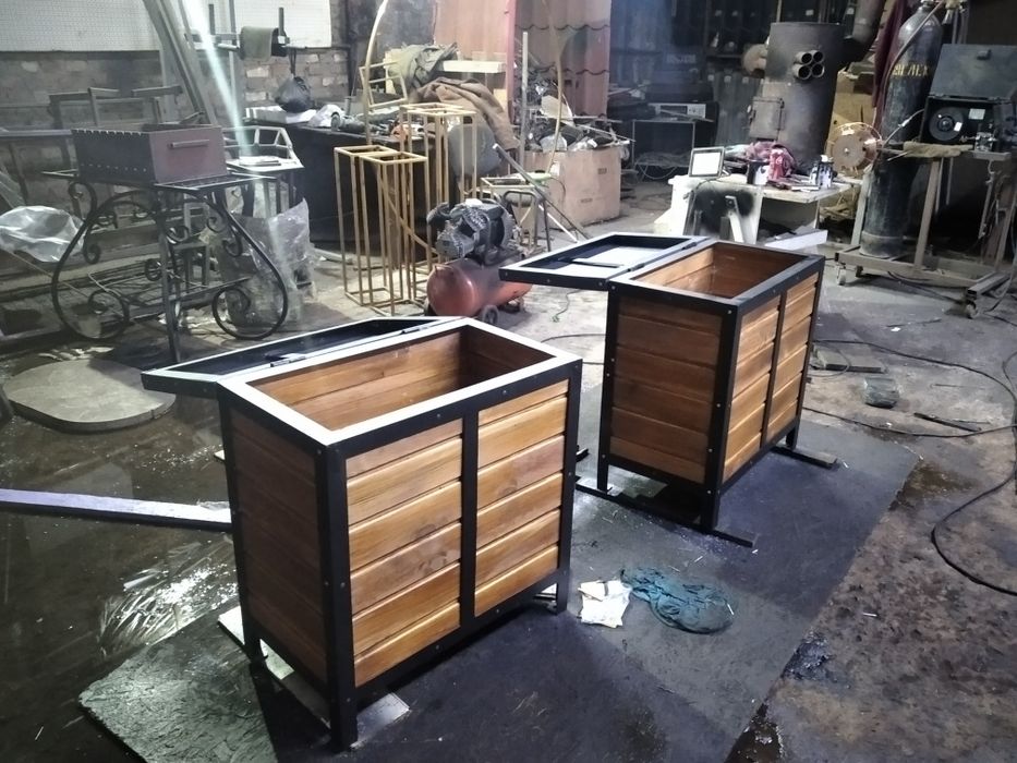 Вироби з металу та дерева у стилі лофт. Вуличні меблі