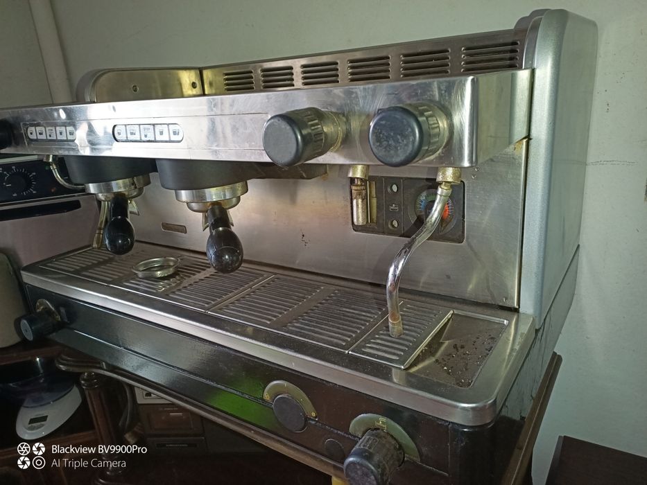 Máquina de café industrial em bom estado