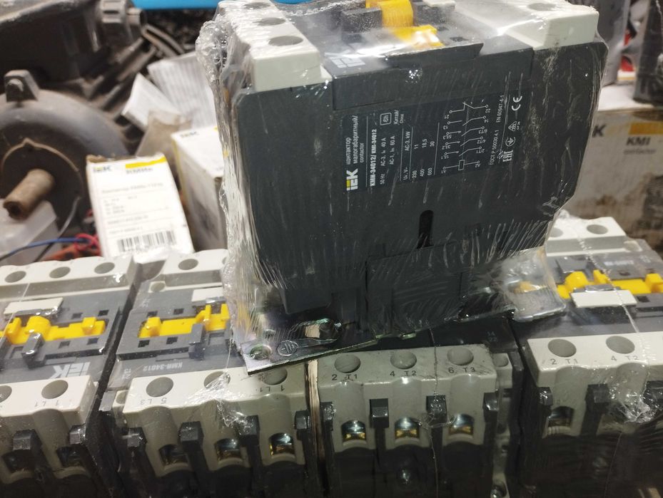 Контактор КМИ-34012 3 полюси 40А AC 230V