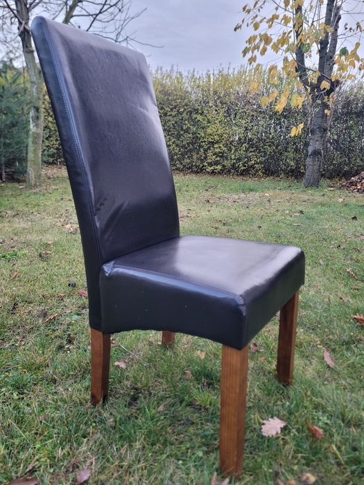 Krzesła tapicerowane ekoskórą.