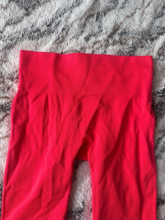 Яскраві морквяні шорти в рубчик