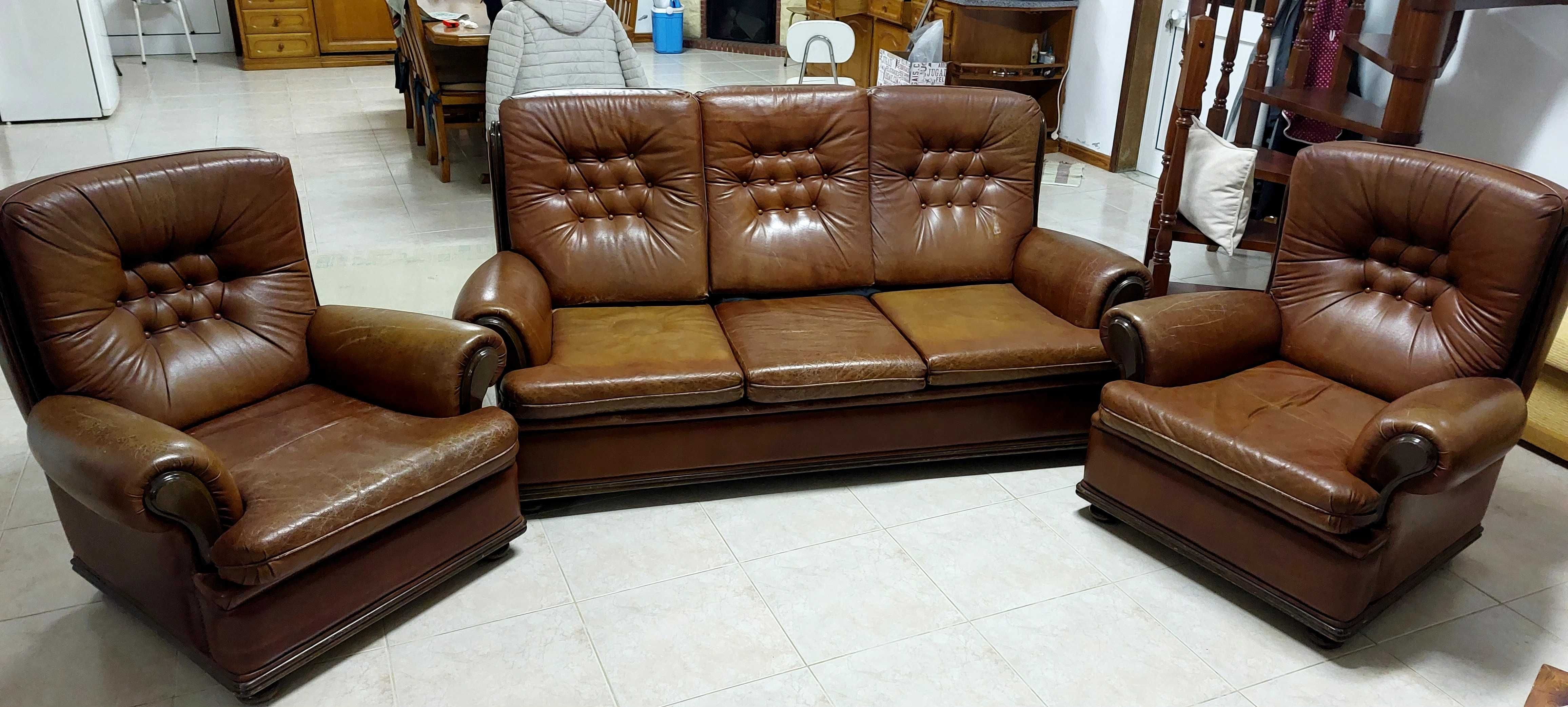Sofá 3 lugares + 2 poltronas em cabedal