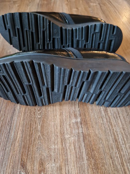 Czarne skórzane lakierowane półbuty Wonders, r. 40