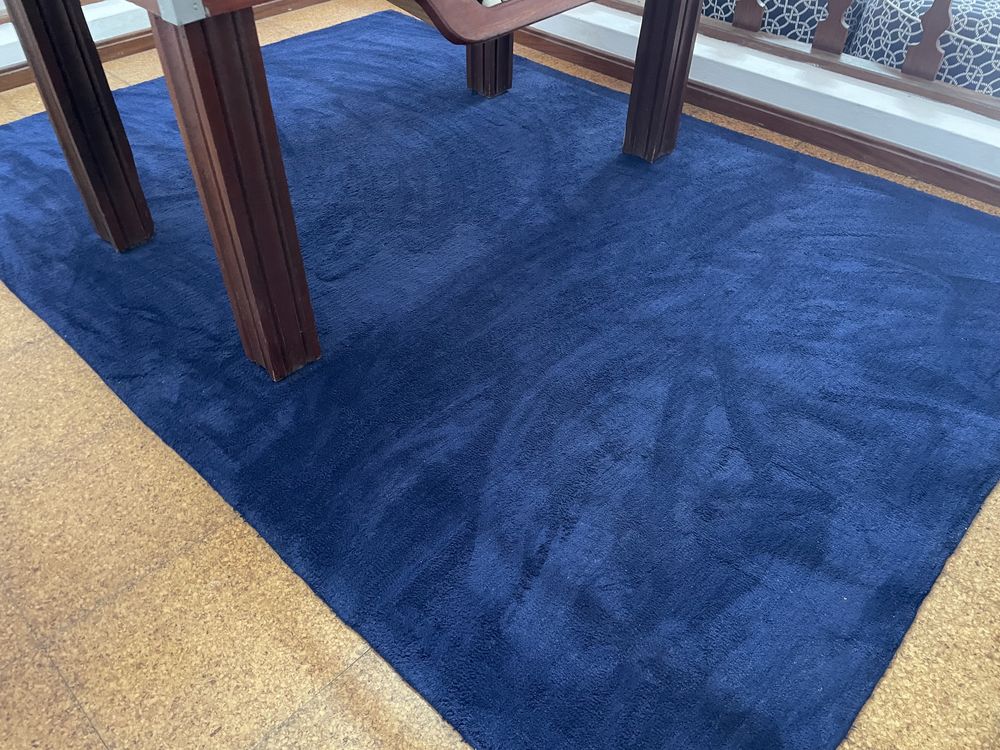 Vendo Carpete azul escura, 2,30x1,60 em muito bom estado.