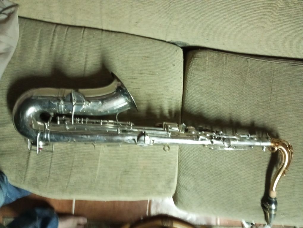 Saxofone francês antigo boa marca