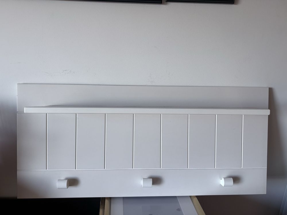 Painel de parede com ganchos e prateleira