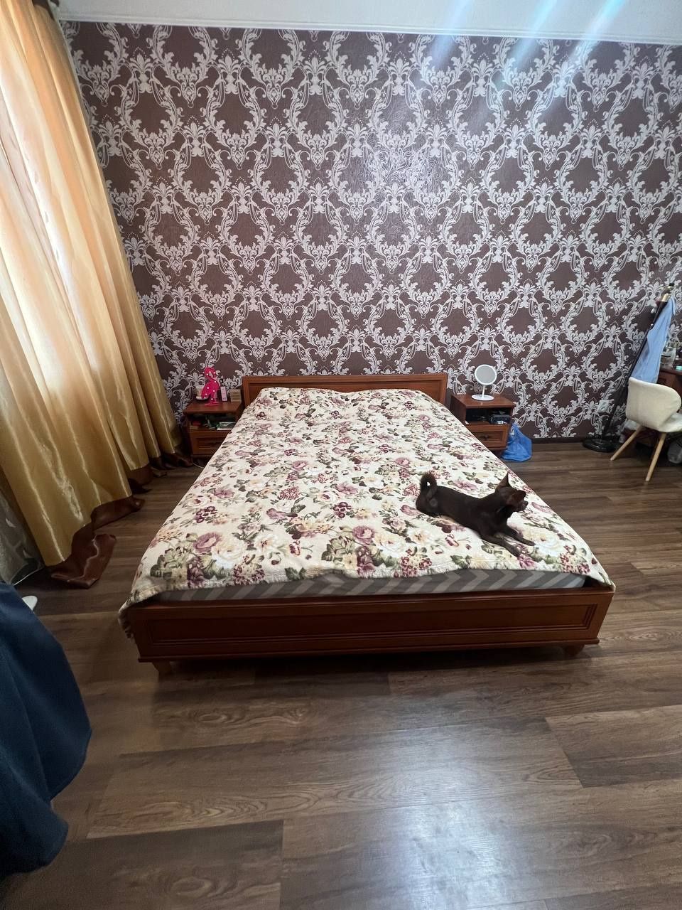 Набір меблів у спальню кімнату.