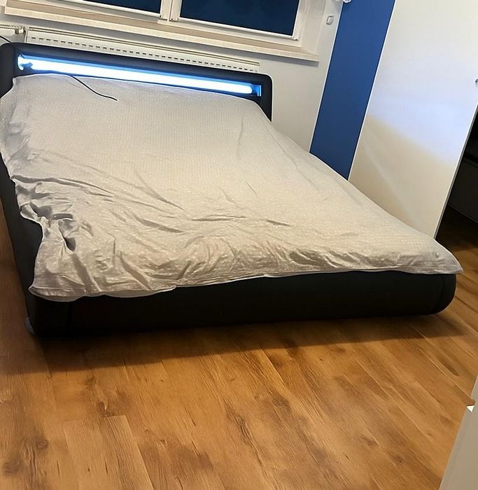 Łóżko z półką i LED